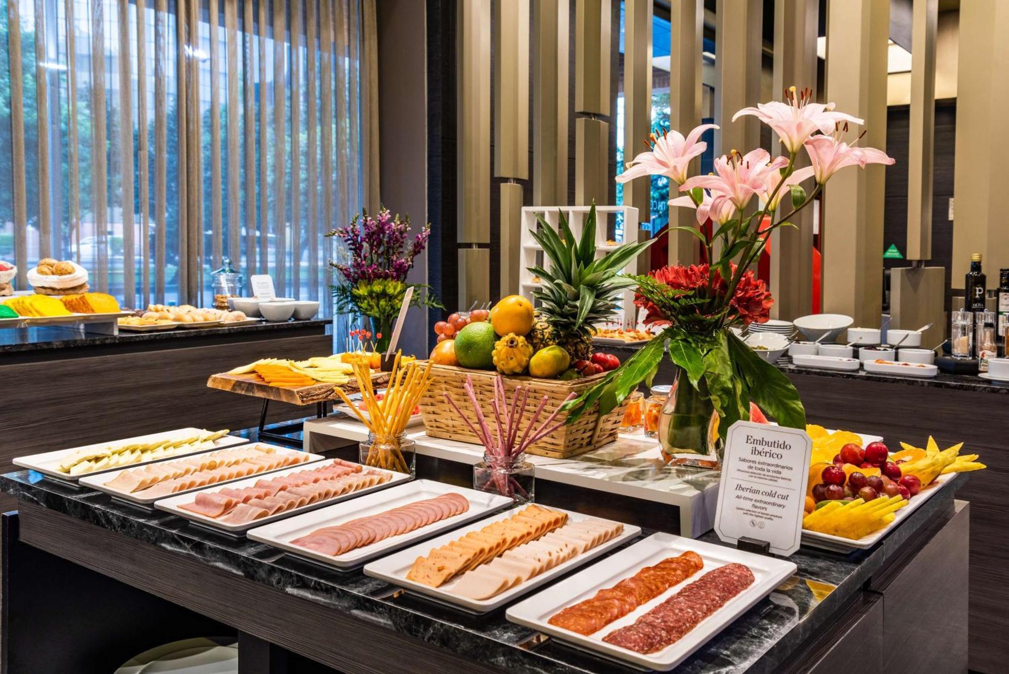 Nh Collection Bogota Terra 100 Royal Hotel Kültér fotó A buffet at a hotel