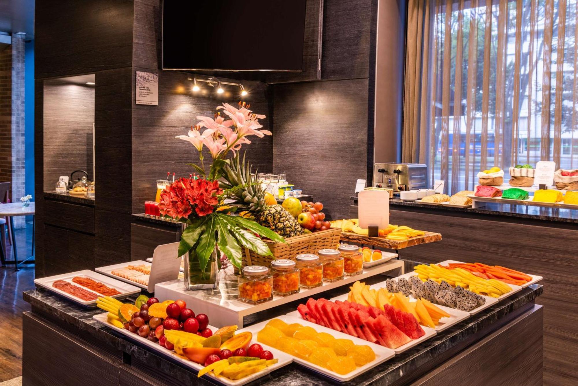 Nh Collection Bogota Terra 100 Royal Hotel Kültér fotó A fruit buffet